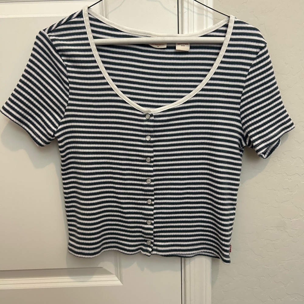 Levi’s Ribbed Button Tee